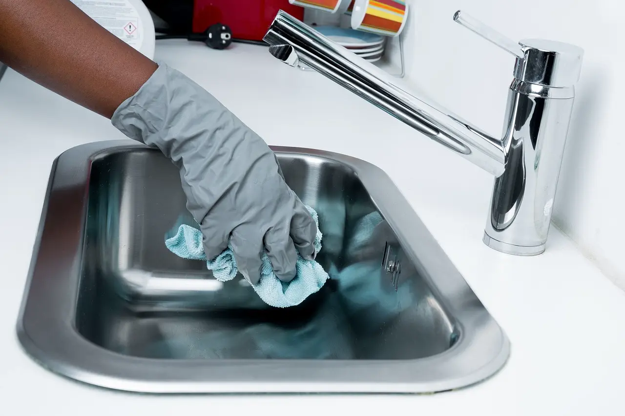 Spray antitartre et désinfectant pour cuisine et sanitaires avec des huiles essentielles