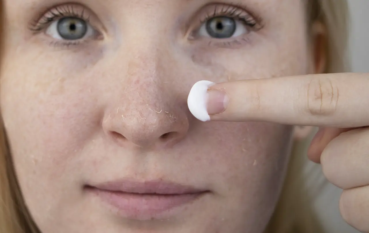 Réduire les cernes et poches sous les yeux avec des huiles essentielles