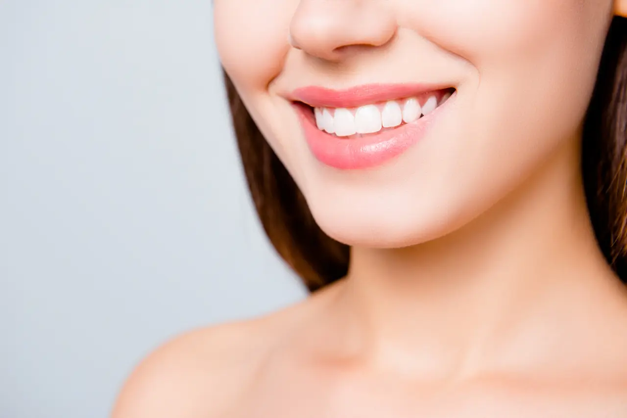 Retrouver des dents blanches avec les huiles essentielles