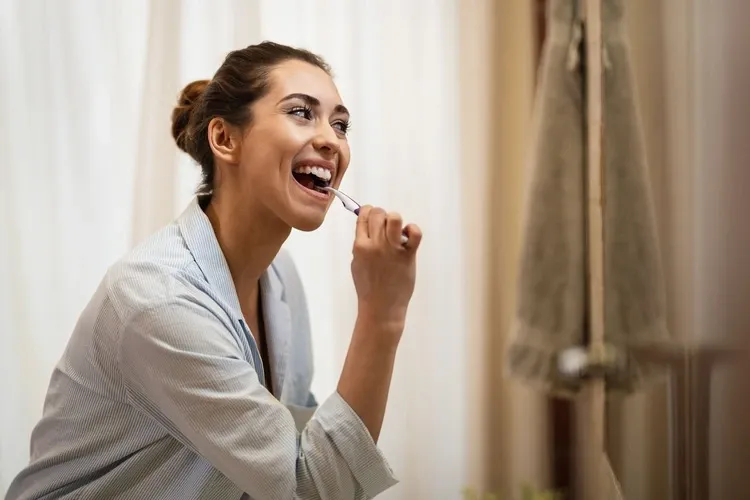 Huile essentielle et mauvaise haleine : un traitement naturel efficace contre l’halitose