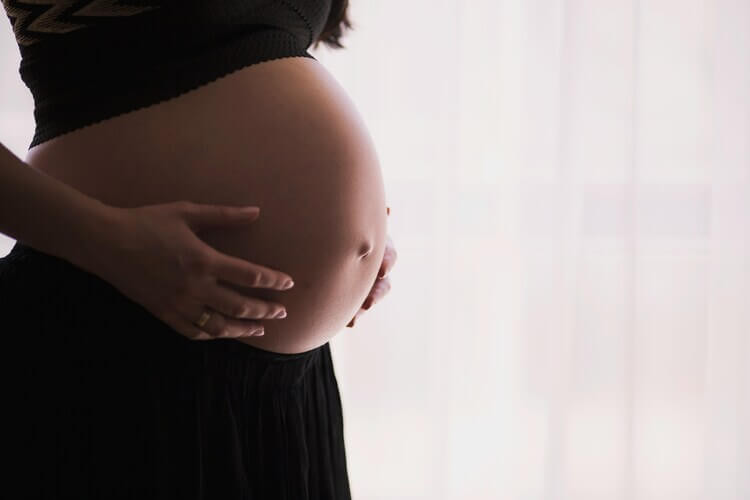 Quelles huiles essentielles utiliser pendant la grossesse ?