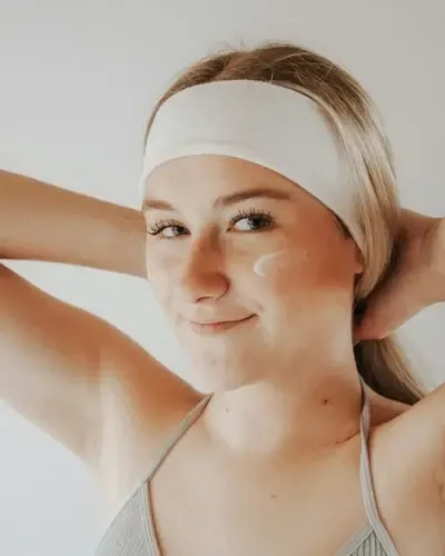Peau grasse : quelles huiles essentielles pour réguler l’excès de sébum naturellement ?
