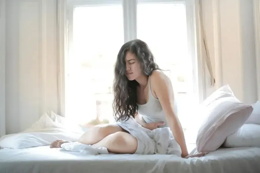 Syndrome prémenstruel : quelles huiles essentielles pour soulager naturellement les symptômes ?